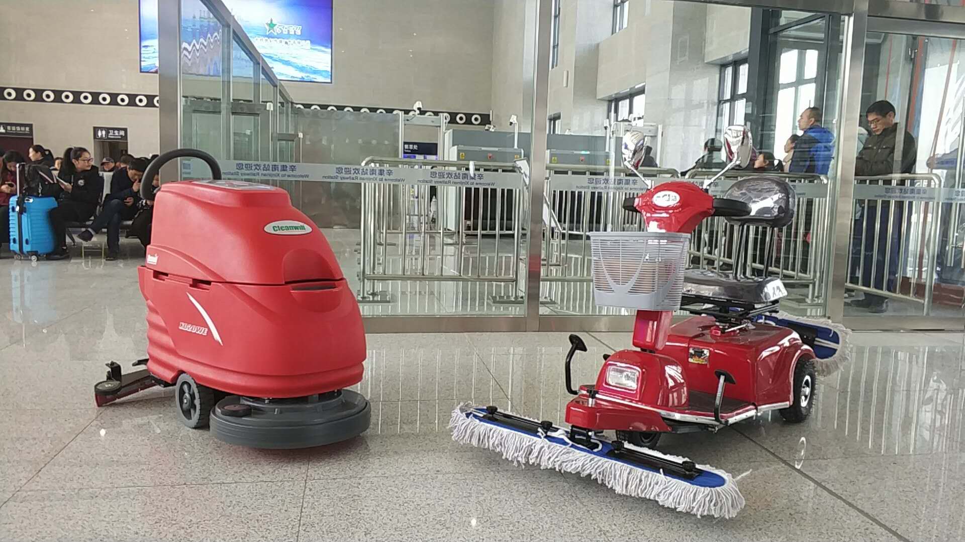 如何運(yùn)用電動塵推車對大理石地面清潔6