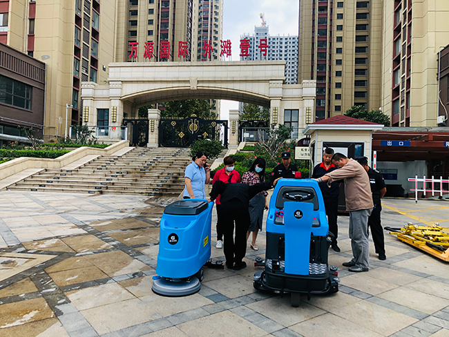  鼎潔盛世洗地機(jī)助力小區(qū)停車場，零差評(píng)57